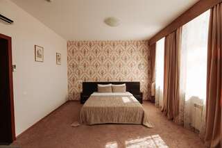 Мотели ООО Кросс Мотель  Дзержинск Двухместный номер с двуспальной кроватью и дополнительной кроватью-6